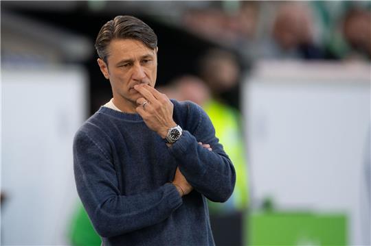 Wolfsburgs Trainer Niko Kovac gestikuliert.