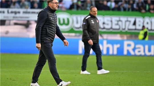 Wolfsburgs Trainer Ralph Hasenhüttl (l) und sein Heidenheimer Kollege Frank Schmidt nach dem Spiel.
