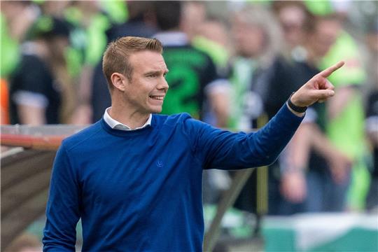 Wolfsburgs Trainer Tommy Stroot gibt Anweisungen.