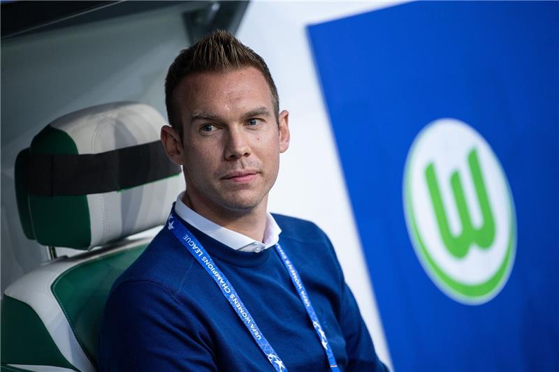 Wolfsburgs Trainer Tommy Stroot ist vor dem Spiel im Stadion.