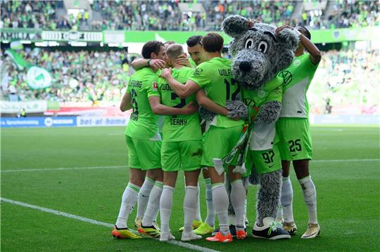 Wolfsburgs Vaclav Cerny (2.v.l.) jubelt nach seinem Tor zum 3:0.