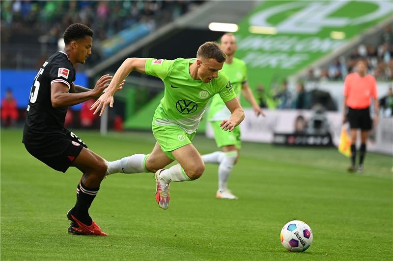 Wolfsburgs Yannick Gerhardt (r) spielt gegen Frankfurts Tuta.