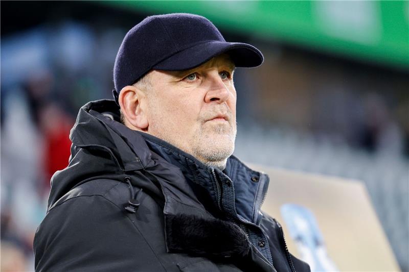 Sportdirektor Schmadtke lobt Liverpool: Club ohne Arroganz Wolfsburgs damaliger Geschäftsführer Jörg Schmadtke ist im Stadion.