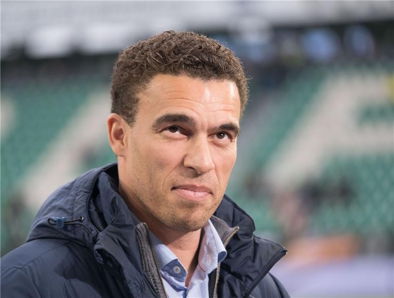 Wolfsburgs damaliger Trainer Valerien Ismael ist vor dem Spiel in der Arena.