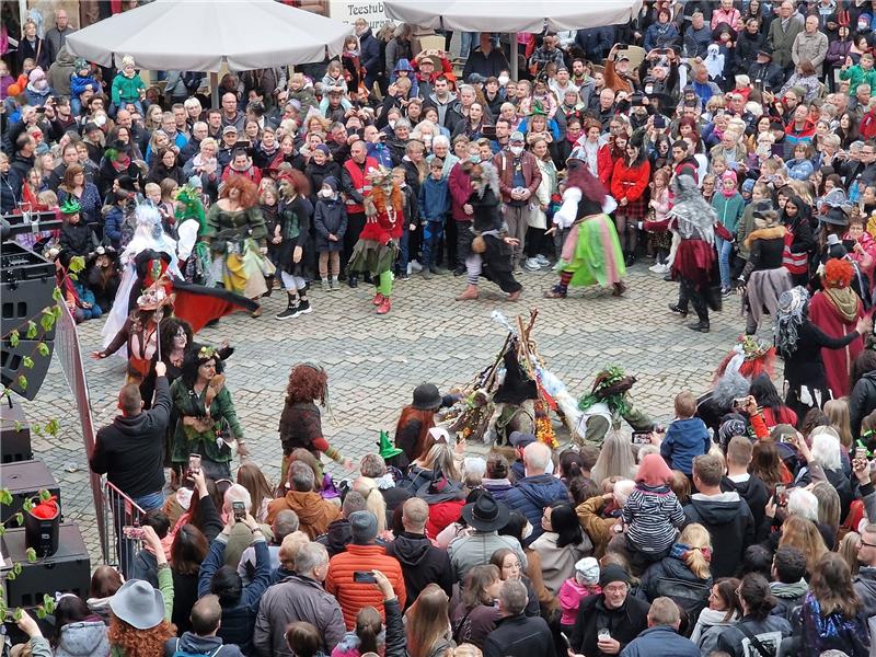 Hexen im Harz: Zehntausende feiern wieder Walpurgis Wolfshäger Hexenbrut tanzt auf dem rappelvollen Marktplatz in Goslar. Foto: Sowa