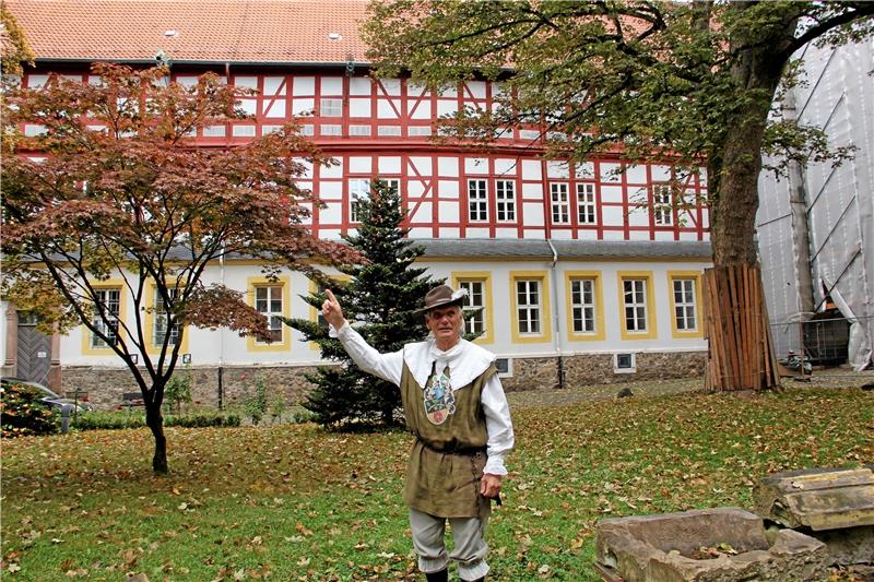 Wolgang Zeiss schüttelt jede Menge Fakten über das Herzberger Schloss aus dem Ärmel.  Fotos: Seilkopf