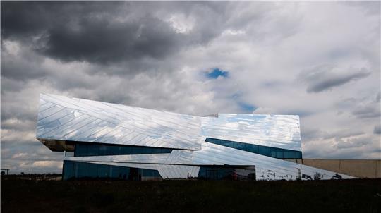 Wolken spiegeln sich im Forschungsmuseum Schöningen.