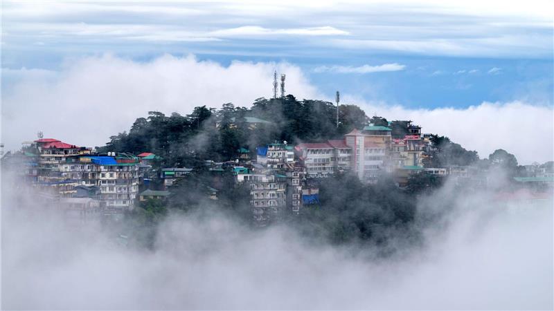 Wolken umgeben die Himalaya-Gemeinde McLeodganj in Dharamshala.