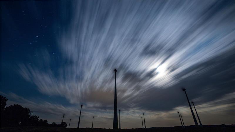 Bilder des Tages Wolken ziehen am Nachthimmel über einem Windpark bei Neuendorf und verhindern die Beobachtung des Sternschnuppen-Stroms der Perseiden.