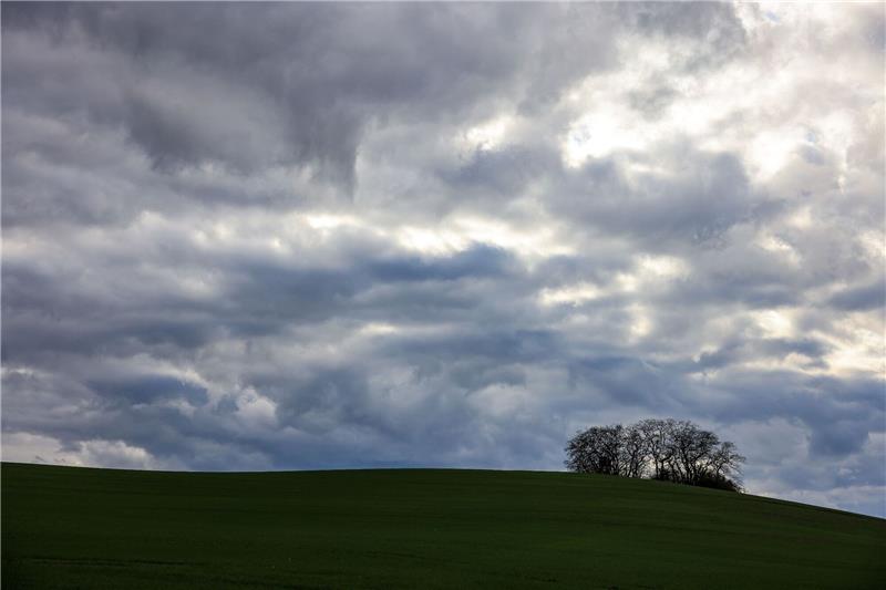 Mild und teils stürmisch mitten im Winter Wolken ziehen bei viel Wind über einen Hügel bei Peterberg in Sachsen-Anhalt. «Der Beginn des Februars ist eine Jahreszeit, an dem der Winter gerne seinen Höhepunkt erreicht. Davon ist in diesem Jahr allerdings nichts zu sehen», erklärte Felix Dietzsch vom DWD.