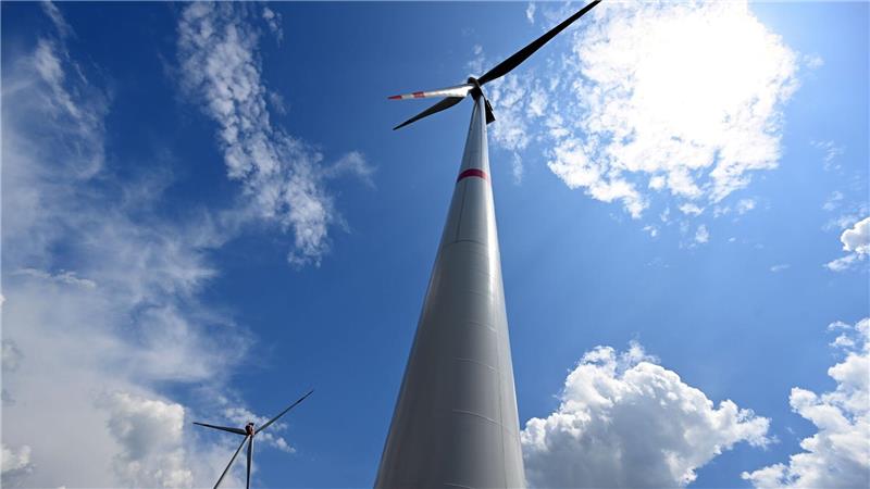 Zu sehen sind mehrere Rotoren von Windrädern.