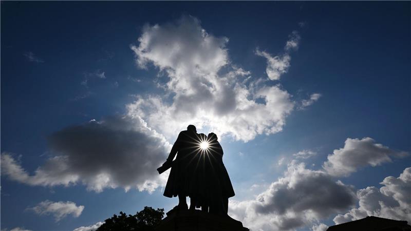 Wolken ziehen über das Goethe- und Schiller-Denkmal in Weimar.