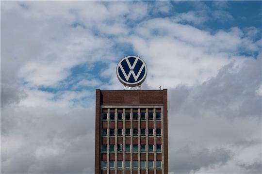 Wolken ziehen über das Markenhochhaus von Volkswagen auf dem Konzerngelände in Wolfsburg. VW hat Quartalszahlen vorgelegt.