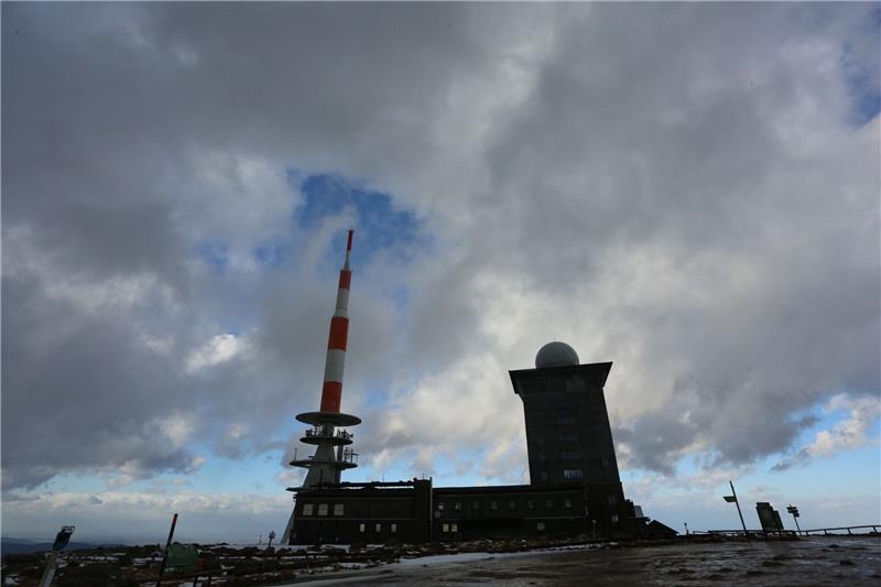 Wolken ziehen über den Brocken.