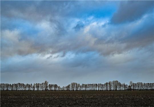 Wolken ziehen über die Landschaft im Oderbruch im Osten von Brandenburg.
