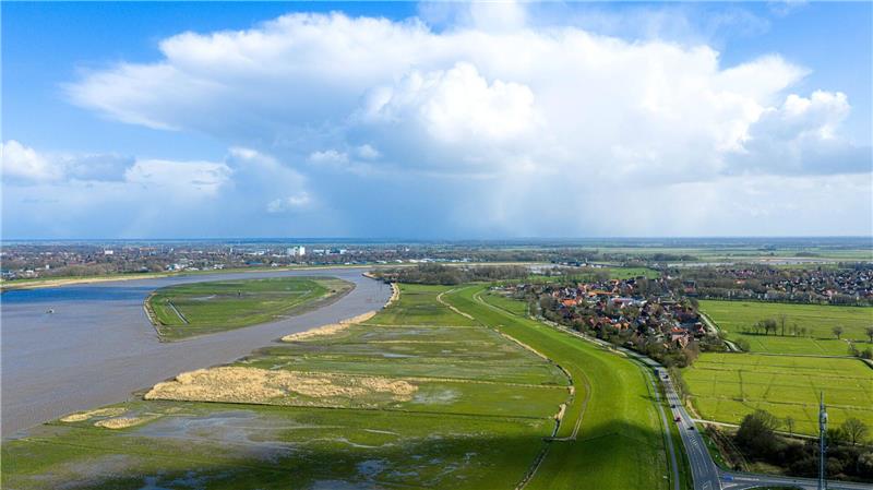 Wolken zogen vor wenigen Tagen über die Ems. Sonnig war es dennoch. (Archivbild)