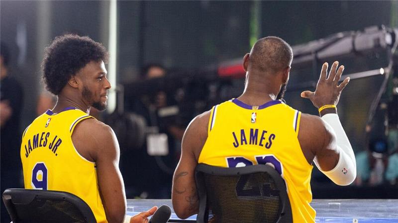 „Bedeutet alles“: LeBron James und Sohn schreiben Geschichte Wollen auch in der regulären Saison gemeinsam auflaufen: Bronny James (l) und LeBron James.