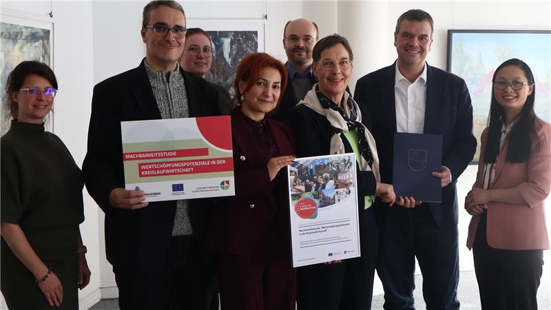 TU Clausthal soll Wege für effektivere Rohstoffnutzung aufzeigen Eine Gruppe Menschen steht nebeneinander.