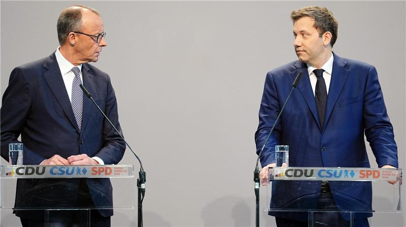 Wollen die deutsche Wirtschaft wieder in Schwung bringen: Der wahrscheinlich nächste Kanzler, Friedrich Merz, und SPD-Chef Lars Klingbeil (Archivbild)