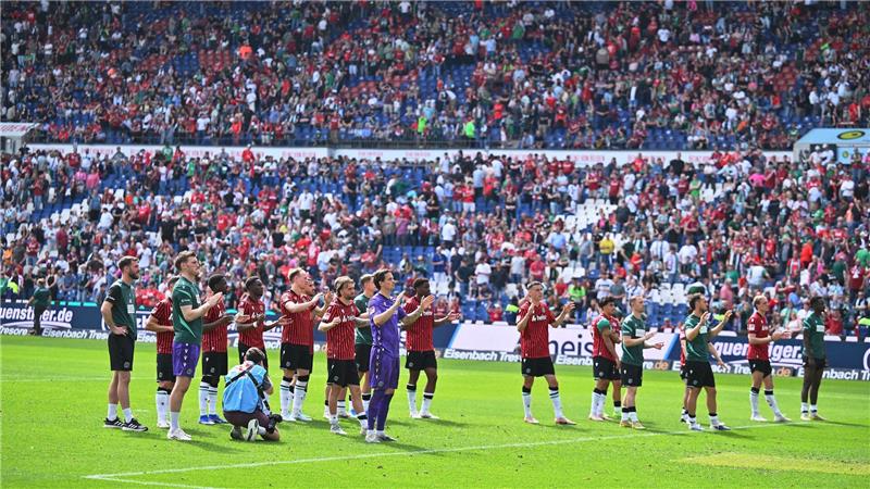 Wollen endlich aufsteigen: Spieler und Fans von Hannover 96. (Archivbild)