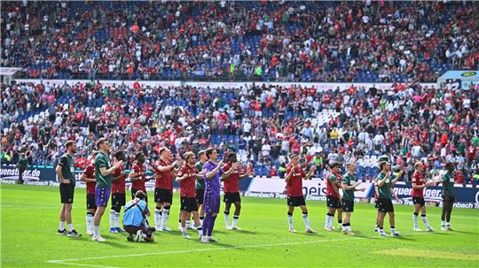 Wollen endlich aufsteigen: Spieler und Fans von Hannover 96. (Archivbild)