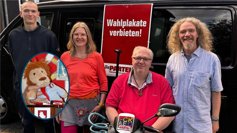 Drei Menschen stehen vor einem Auto mit einem Plakat, das die Aufschrift hat "Wahlplakate verbieten" Ein Mann sitzt auf seinem Scooter.