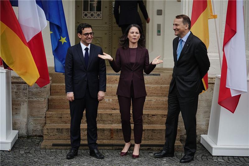 Berlin, Paris und Warschau wollen Sicherheitspolitik bündeln Wollen gegen Desinformation vorgehen: Deutschland Außenministerin Annalena Baerbock mit ihrem französischen Amtskollegen Stéphane Séjourné (l) und Radosław Sikorski aus Polen.