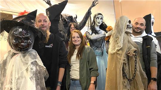 Wollen ihre schaurigen Halloween-Gestalten im Treff in Szene setzen: Gero Laube vom Jugendtreff, Claudia Glenzmann vom Tierheim Eckertal (hinten), Anika Thies und Oliver Corvo-Torres vom Horror-Haus in Göttingerode (v.l.).