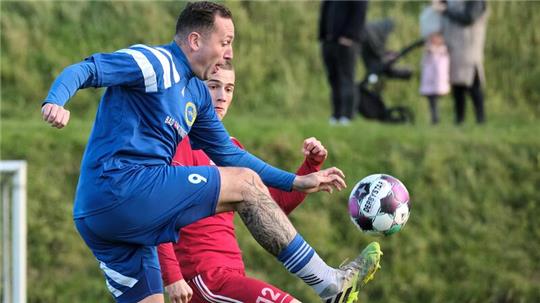 Wollen nach Aussage von Trainer Kenneth Schuller bis zum Saisonende „einfach nur Spaß haben“: Die Spieler der TSG Bad Harzburg, hier Marcel Schaare am Ball. Foto: Drechsler
