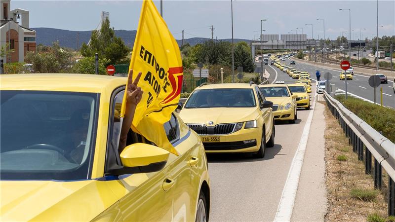 Wollen unter anderem gegen Uber ankämpfen: Streikende Taxifahrer in Athen.