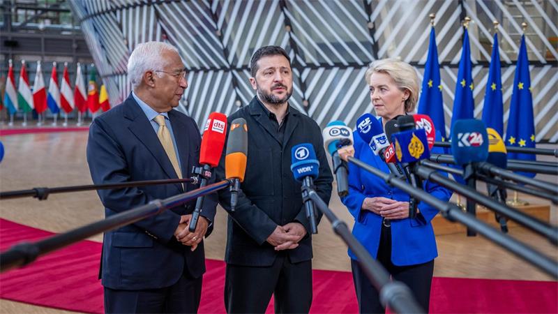 Wolodymyr Selenskyj (M), Präsident der Ukraine, António Costa, Präsident des Europäischen Rates, und Ursula von der Leyen, Präsidentin der EU-Kommission, sprechen mit Journalisten als sie zum EU-Gipfel eintreffen.