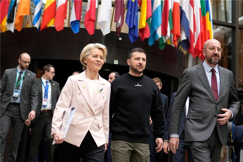 Selenskyj verteilte bei EU-Gipfel Listen mit Waffenwünschen Wolodymyr Selenskyj (M) am Donnerstag als Gast beim EU-Gipfel in Brüssel.
