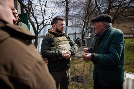 Wolodymyr Selenskyj (M) spricht mit Anwohnern in Butscha. Nach dem Abzug der russischen Truppen entdeckten die ukrainischen Behörden Hunderte Leichen hier.