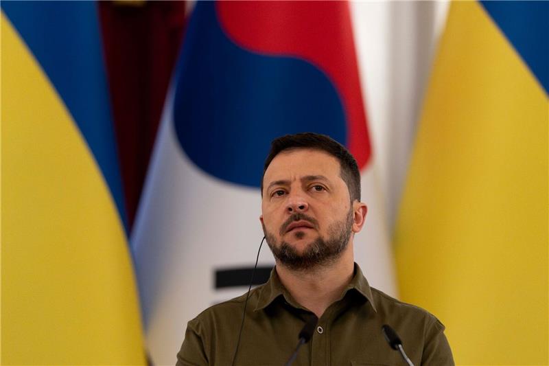 Krieg gegen die Ukraine: So ist die Lage Wolodymyr Selenskyj, Präsident der Ukraine, hört dem südkoreanischen Präsidenten Yoon während einer gemeinsamen Erklärung zu.