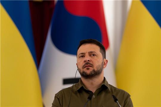 Wolodymyr Selenskyj, Präsident der Ukraine, hört dem südkoreanischen Präsidenten Yoon während einer gemeinsamen Erklärung zu.