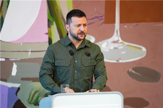 Wolodymyr Selenskyj, Präsident der Ukraine, spricht bei seinem Besuch in Kopenhagen zu Mitgliedern des Folketing im Landstingsalen im Schloss Christiansborg.