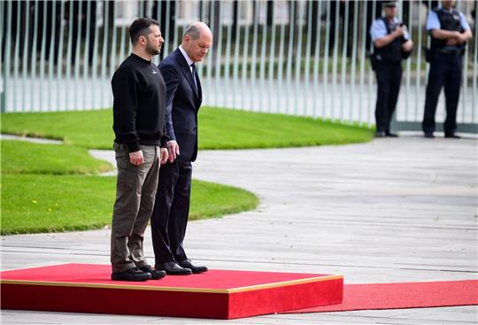 Wolodymyr Selenskyj, Präsident der Ukraine, wird von Bundeskanzler Olaf Scholz (SPD) vor dem Bundeskanzleramt mit militärischen Ehren begrüßt.