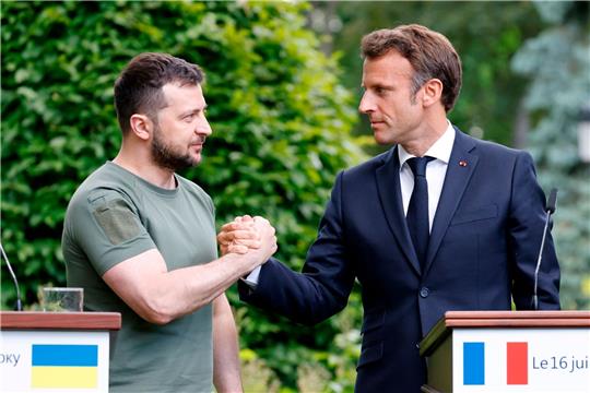 Wolodymyr Selenskyj (l), Präsident der Ukraine, und Frankreichs Präsident Emmanuel Macron bei einer Pressekonferenz in Kiew.