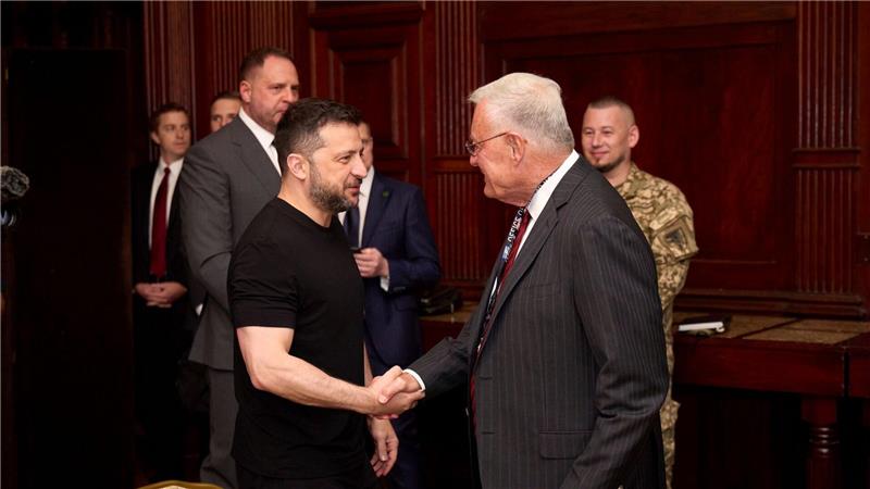 Bilder des Tages Wolodymyr Selenskyj (l), Präsident der Ukraine, wird von Keith Kellogg, Sondergesandter des US-Präsidenten für die Ukraine, vor einem Treffen mit ihm begrüßt. Selenskyj nimmt an einem Spitzentreffen mit US-Präsident Trump und europäischen Staats- und Regierungschefs im Weißen Haus teil.