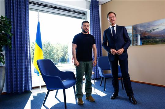 Wolodymyr Selenskyj (l.) trifft den niederländischen Ministerpräsidenten Mark Rutte.