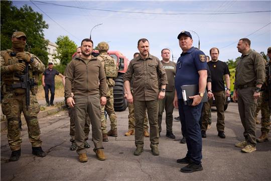 Wolodymyr Selenskyj mit Behördenvertretern in Cherson.