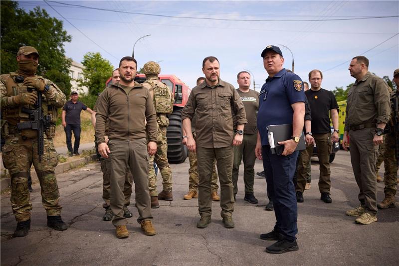 Wolodymyr Selenskyj mit Behördenvertretern in Cherson.