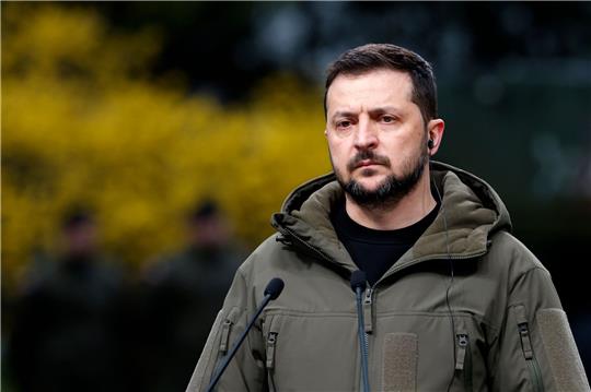 Wolodymyr Selenskyj nimmt an einer  Pressekonferenz teil.