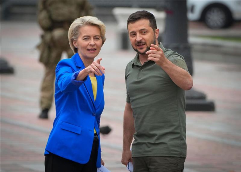 Von der Leyen lobt ukrainische Bemühungen für EU-Beitritt Wolodymyr Selenskyj (r), Präsident der Ukraine, und Ursula von der Leyen, Präsidentin der Europäischen Kommission, während ihres Treffens in Kiew.