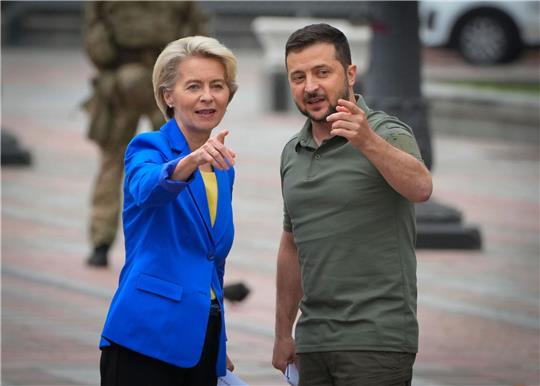 Wolodymyr Selenskyj (r), Präsident der Ukraine, und Ursula von der Leyen, Präsidentin der Europäischen Kommission, während ihres Treffens in Kiew.
