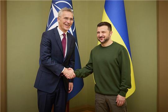 Wolodymyr Selenskyj (r.) begrüßt Jens Stoltenberg in Kiew.