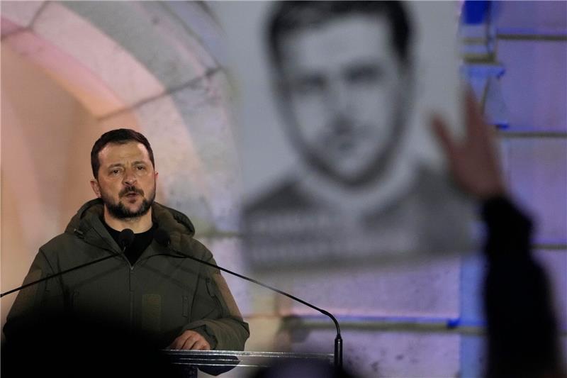Selenskyj beschwört ukrainisch-polnische Brüderschaft Wolodymyr Selenskyj spricht vor dem Warschauer Königsschloss.