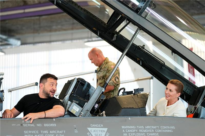 Dänemark und Niederlande sagen F-16-Kampfjets zu Wolodymyr Selenskyj und Mette Frederiksen in einem F-16-Kampfjet.