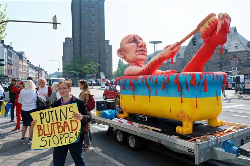 Demos zum Karlspreis: Für die Ukraine - und für Russland Wolodymyr Selenskyj und das ukrainische Volk sollen in Aachen mit dem Karlspreis für Verdienste um die Einheit Europas geehrt werden - dafür gibt es Solidarität in Aachen.