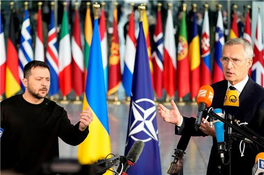 Wolodymyr Selenskyj zusammen mit Nato-Generalsekretär Jens Stoltenberg im Nato-Hauptquartier in Brüssel.